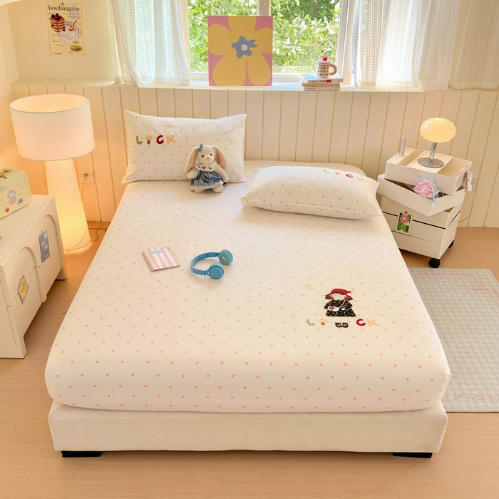 91家纺网 家纺一手货源 找家纺 娜娜 2025新款60支全棉贴布绣床笠 幸运女孩粉