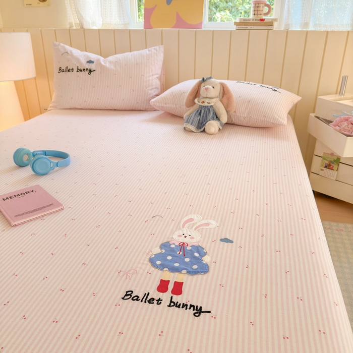 91家纺网 家纺一手货源 找家纺 娜娜 2025新款60支全棉贴布绣床笠 樱桃粉兔