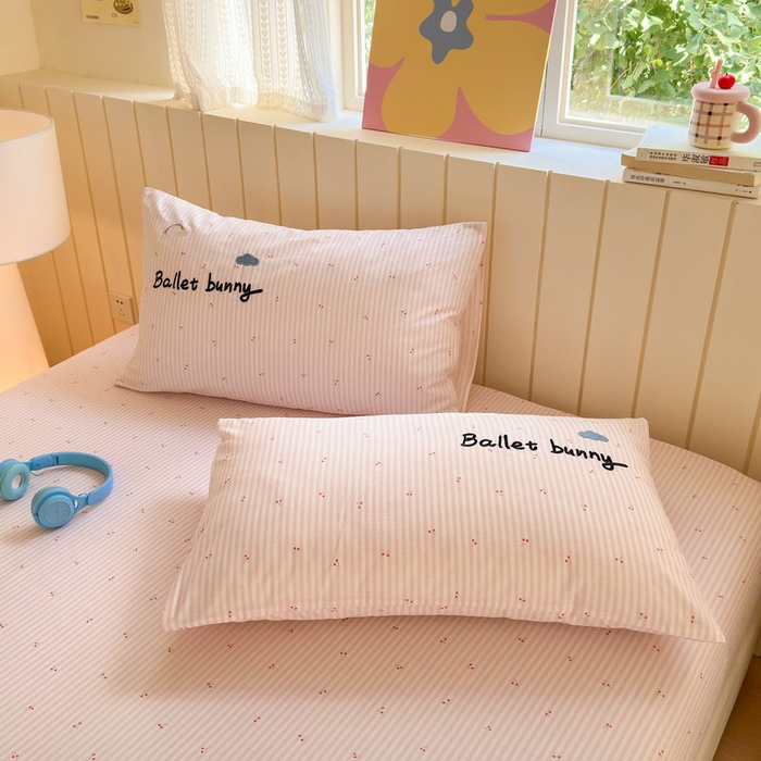 91家纺网 家纺一手货源 找家纺 娜娜 2025新款60支全棉贴布绣床笠 樱桃粉兔