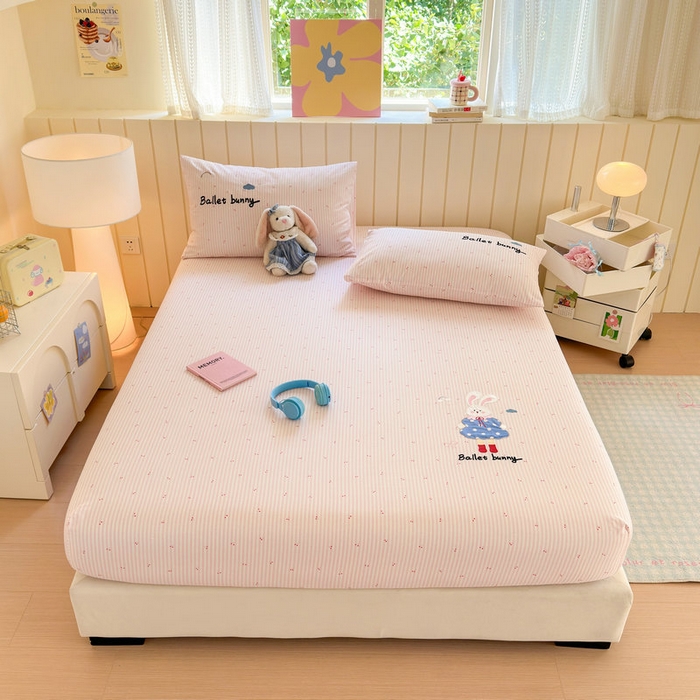 91家纺网 家纺一手货源 找家纺 娜娜 2025新款60支全棉贴布绣床笠 樱桃粉兔