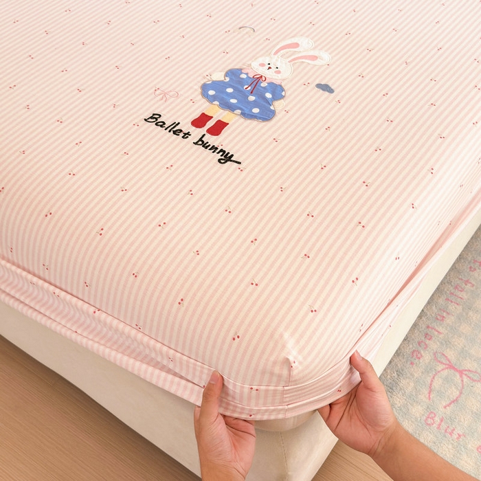 91家纺网 家纺一手货源 找家纺 娜娜 2025新款60支全棉贴布绣床笠 樱桃粉兔