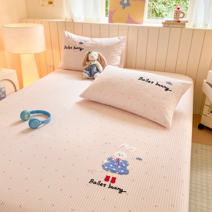 91家纺网 家纺一手货源 找家纺 娜娜 2025新款60支全棉贴布绣床笠 樱桃粉兔