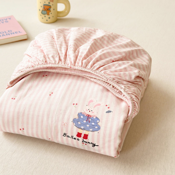 91家纺网 家纺一手货源 找家纺 娜娜 2025新款60支全棉贴布绣床笠 樱桃粉兔