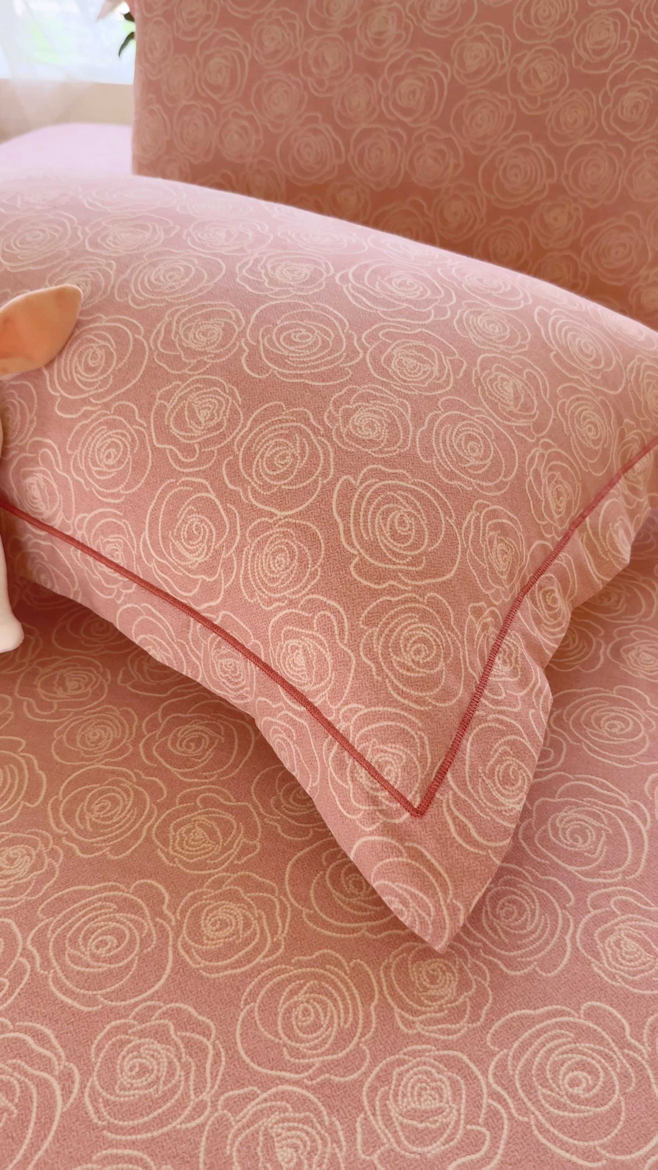 91家纺网 家纺一手货源 找家纺 壹贝家纺 2025新款A类100%全棉纯棉磨毛枕套单枕套枕套单件 玫瑰情缘-粉