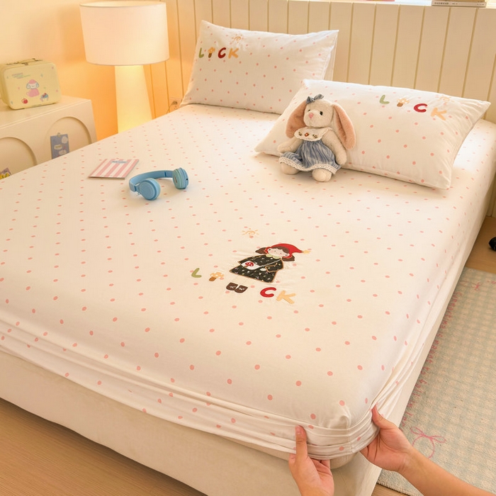 91家纺网 家纺一手货源 找家纺 娜娜 2025新款60支全棉贴布绣床笠 幸运女孩粉