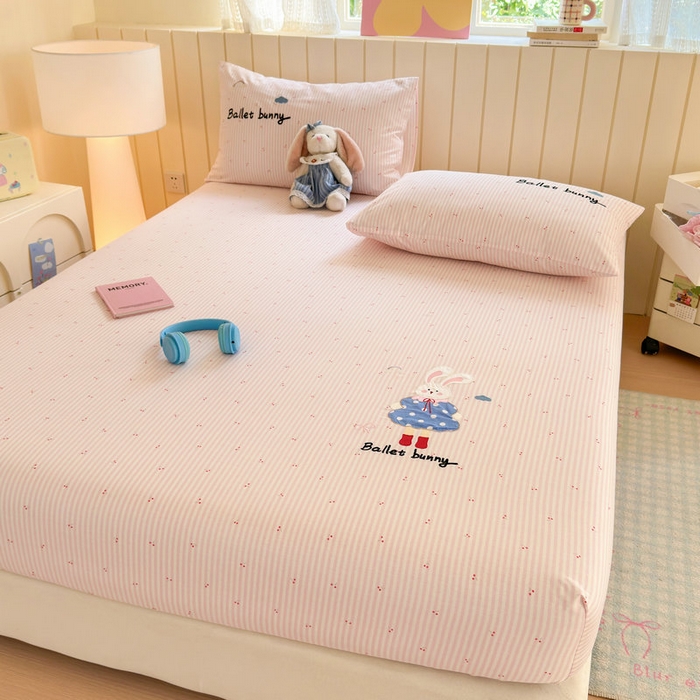 91家纺网 家纺一手货源 找家纺 娜娜 2025新款60支全棉贴布绣床笠 樱桃粉兔