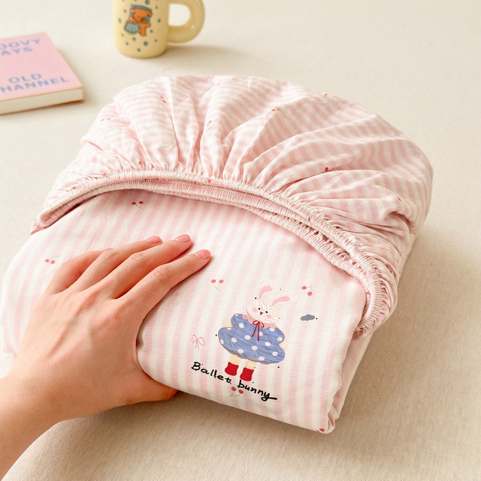 91家纺网 家纺一手货源 找家纺 娜娜 2025新款60支全棉贴布绣床笠 樱桃粉兔