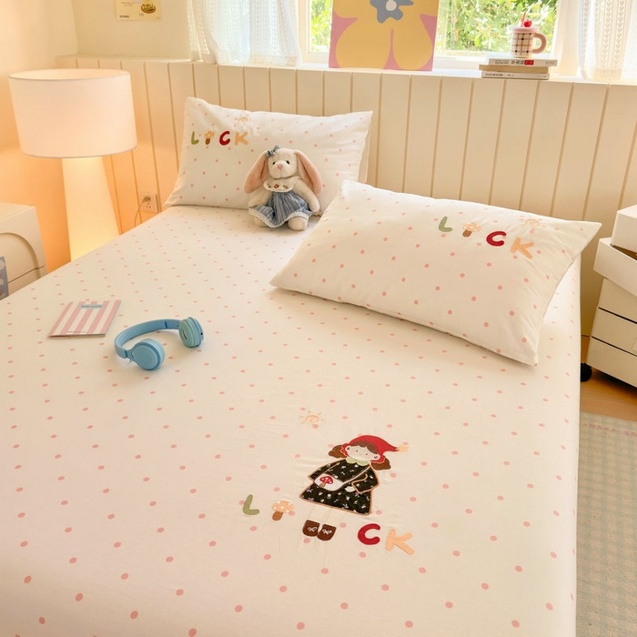 91家纺网 家纺一手货源 找家纺 娜娜 2025新款60支全棉贴布绣床笠 幸运女孩粉