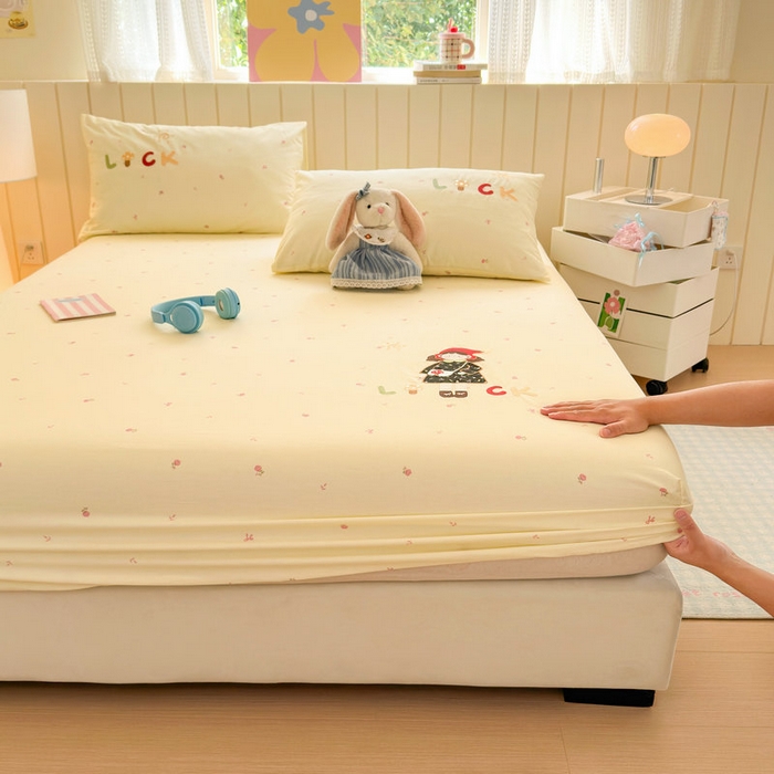 91家纺网 家纺一手货源 找家纺 娜娜 2025新款60支全棉贴布绣床笠 幸运女孩黄