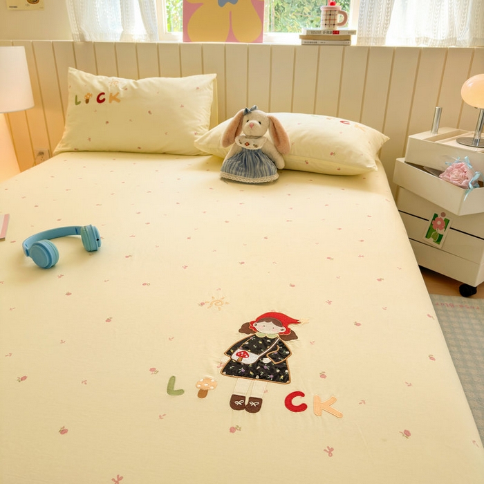 91家纺网 家纺一手货源 找家纺 娜娜 2025新款60支全棉贴布绣床笠 幸运女孩黄