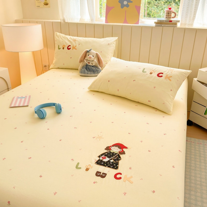 91家纺网 家纺一手货源 找家纺 娜娜 2025新款60支全棉贴布绣床笠 幸运女孩黄