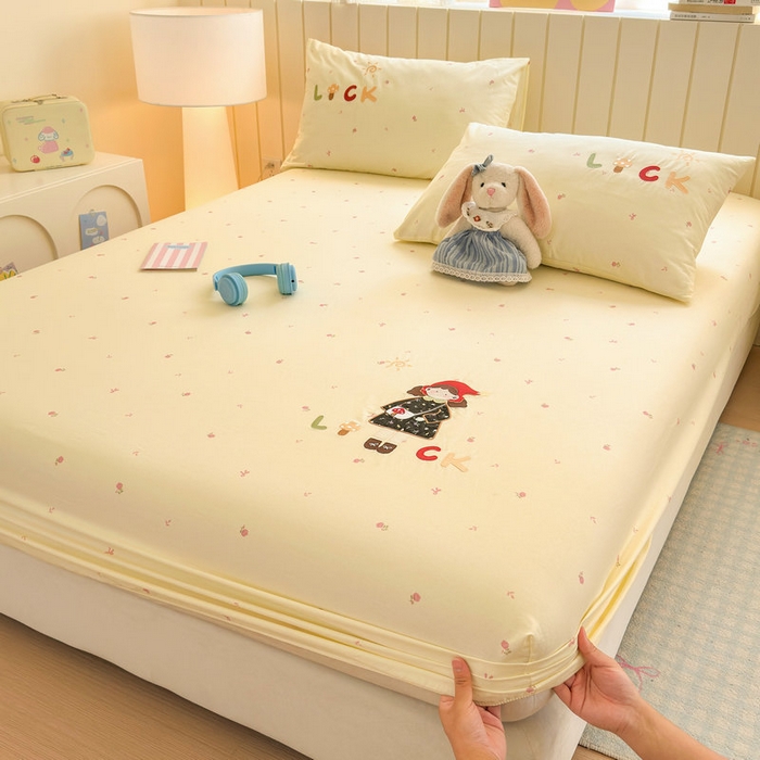 91家纺网 家纺一手货源 找家纺 娜娜 2025新款60支全棉贴布绣床笠 幸运女孩黄