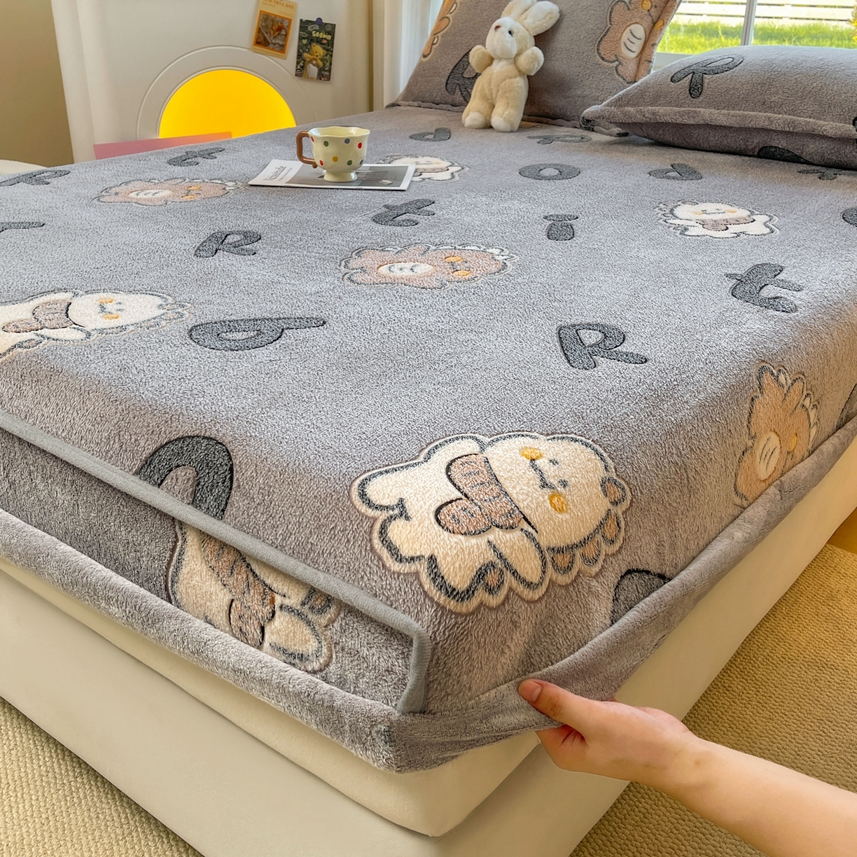 91家纺网 家纺一手货源 找家纺 牵梦萦家纺 2025新款雪花绒立体包边床笠 波波龙