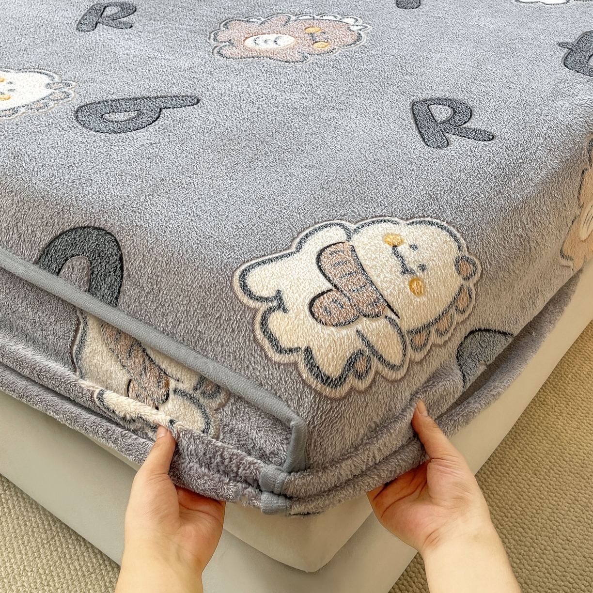 91家纺网 家纺一手货源 找家纺 牵梦萦家纺 2025新款雪花绒立体包边床笠 波波龙