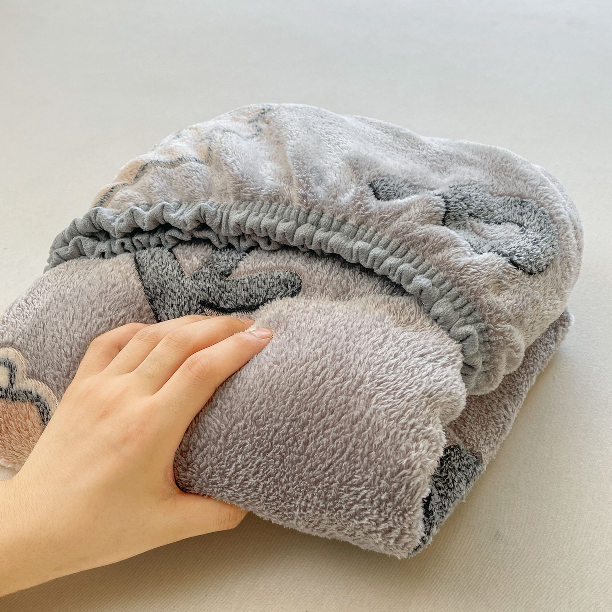 91家纺网 家纺一手货源 找家纺 牵梦萦家纺 2025新款雪花绒立体包边床笠 波波龙