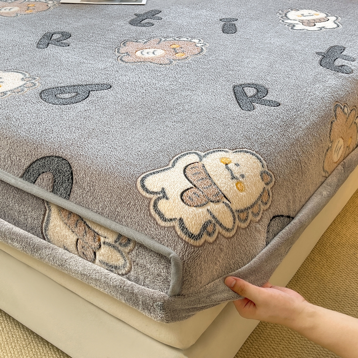 91家纺网 家纺一手货源 找家纺 牵梦萦家纺 2025新款雪花绒立体包边床笠 波波龙