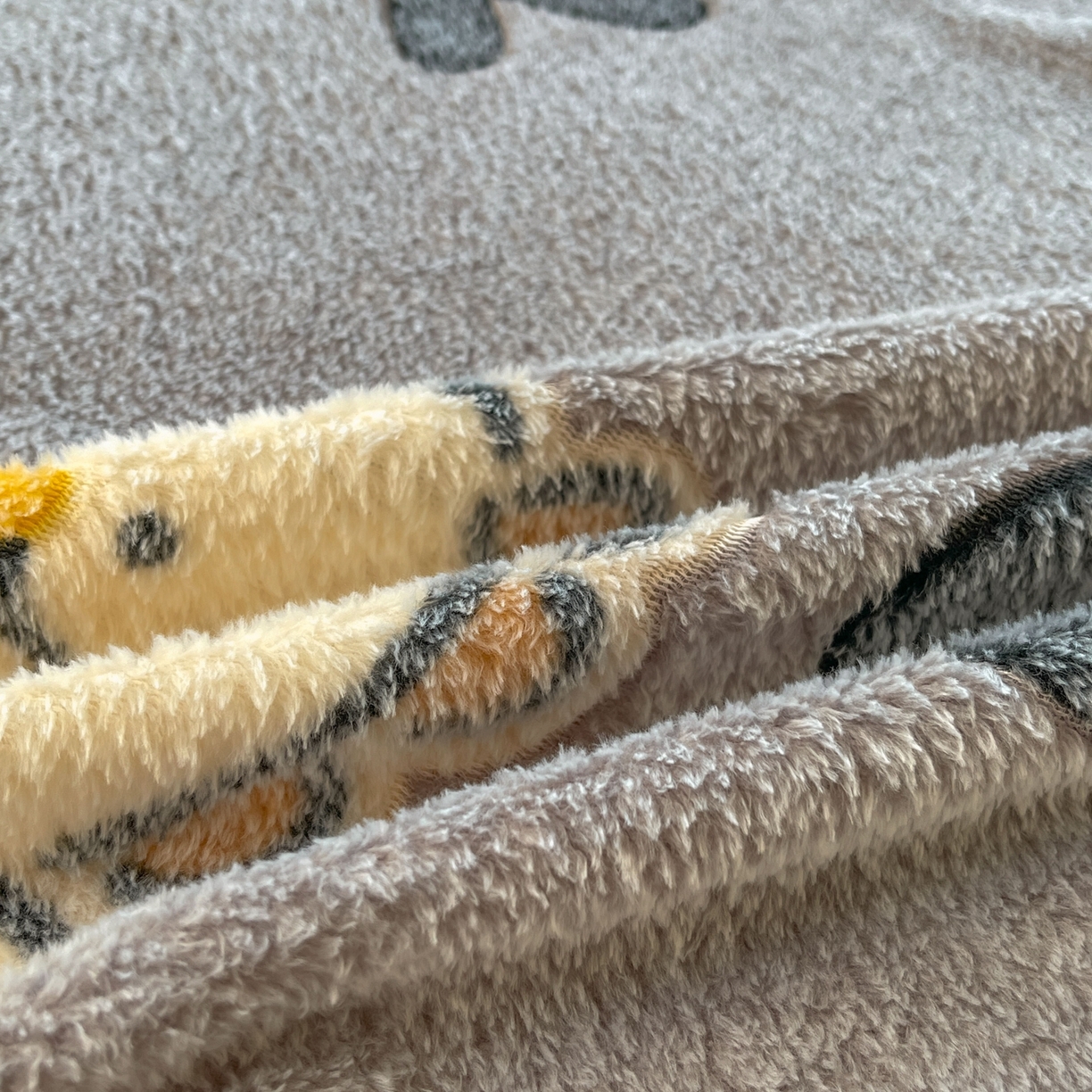 91家纺网 家纺一手货源 找家纺 牵梦萦家纺 2025新款雪花绒立体包边床笠 波波龙