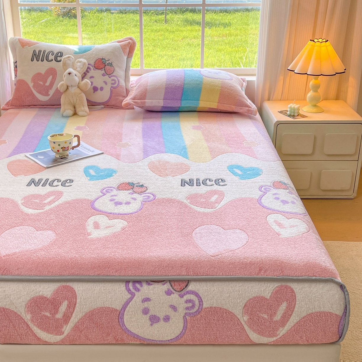 91家纺网 家纺一手货源 找家纺 牵梦萦家纺 2025新款雪花绒立体包边床笠 彩虹爱心