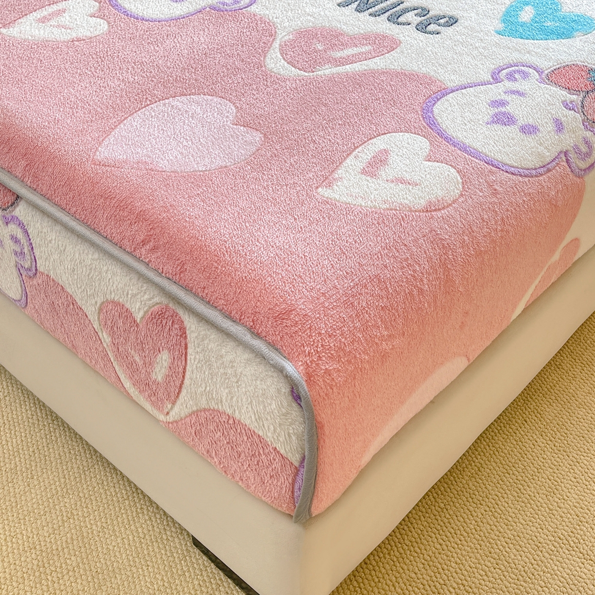 91家纺网 家纺一手货源 找家纺 牵梦萦家纺 2025新款雪花绒立体包边床笠 彩虹爱心