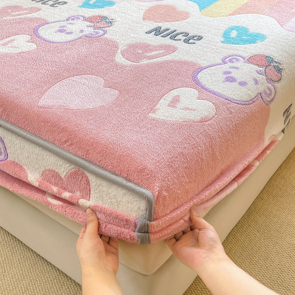 91家纺网 家纺一手货源 找家纺 牵梦萦家纺 2025新款雪花绒立体包边床笠 彩虹爱心