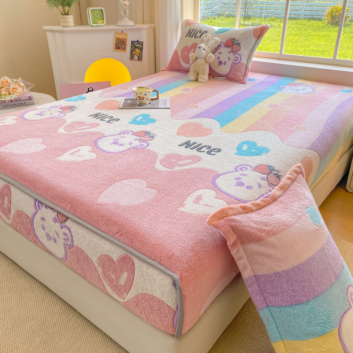 91家纺网 家纺一手货源 找家纺 牵梦萦家纺 2025新款雪花绒立体包边床笠 彩虹爱心