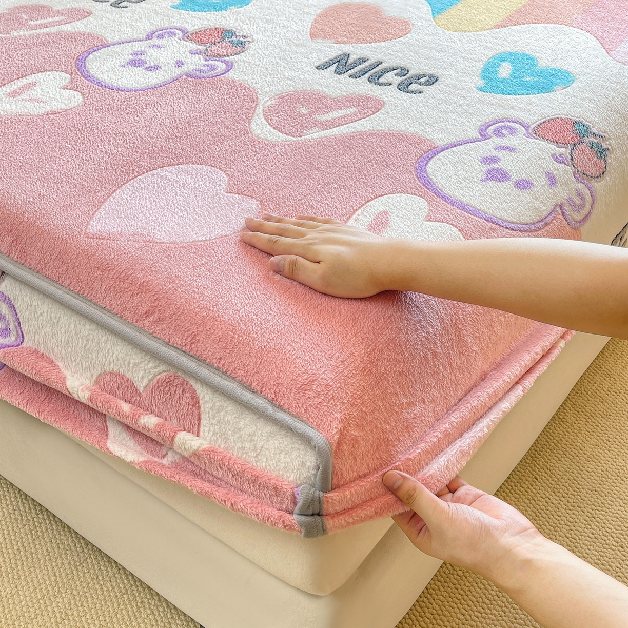 91家纺网 家纺一手货源 找家纺 牵梦萦家纺 2025新款雪花绒立体包边床笠 彩虹爱心