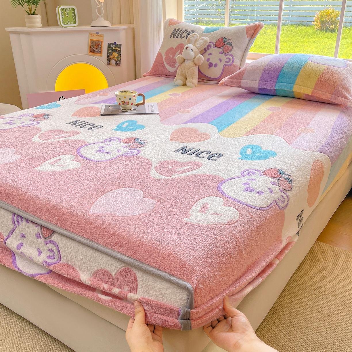 91家纺网 家纺一手货源 找家纺 牵梦萦家纺 2025新款雪花绒立体包边床笠 彩虹爱心