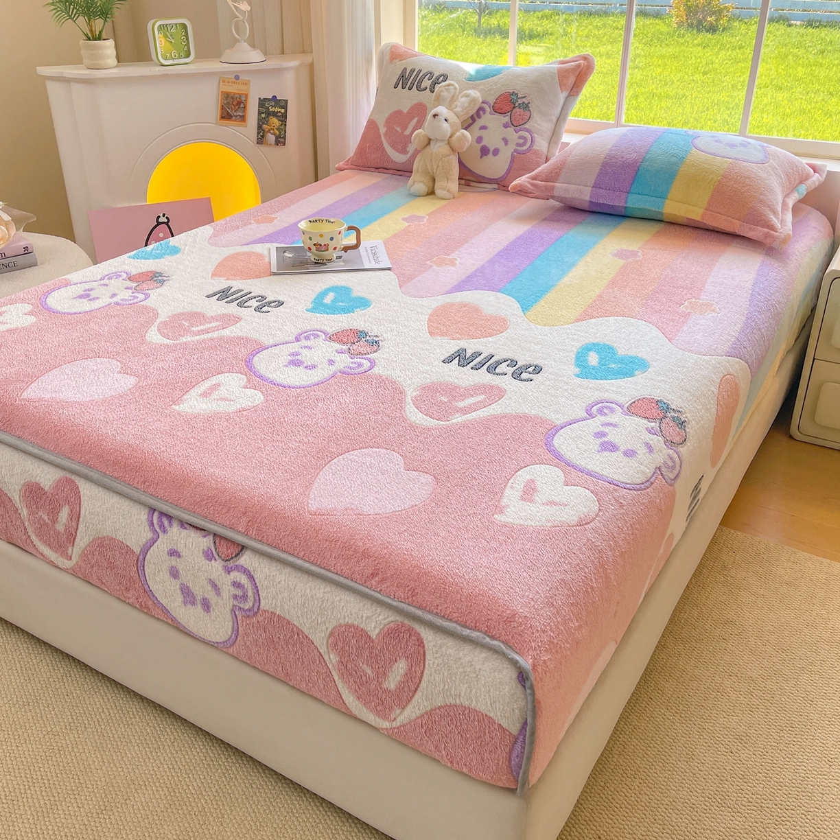 91家纺网 家纺一手货源 找家纺 牵梦萦家纺 2025新款雪花绒立体包边床笠 彩虹爱心