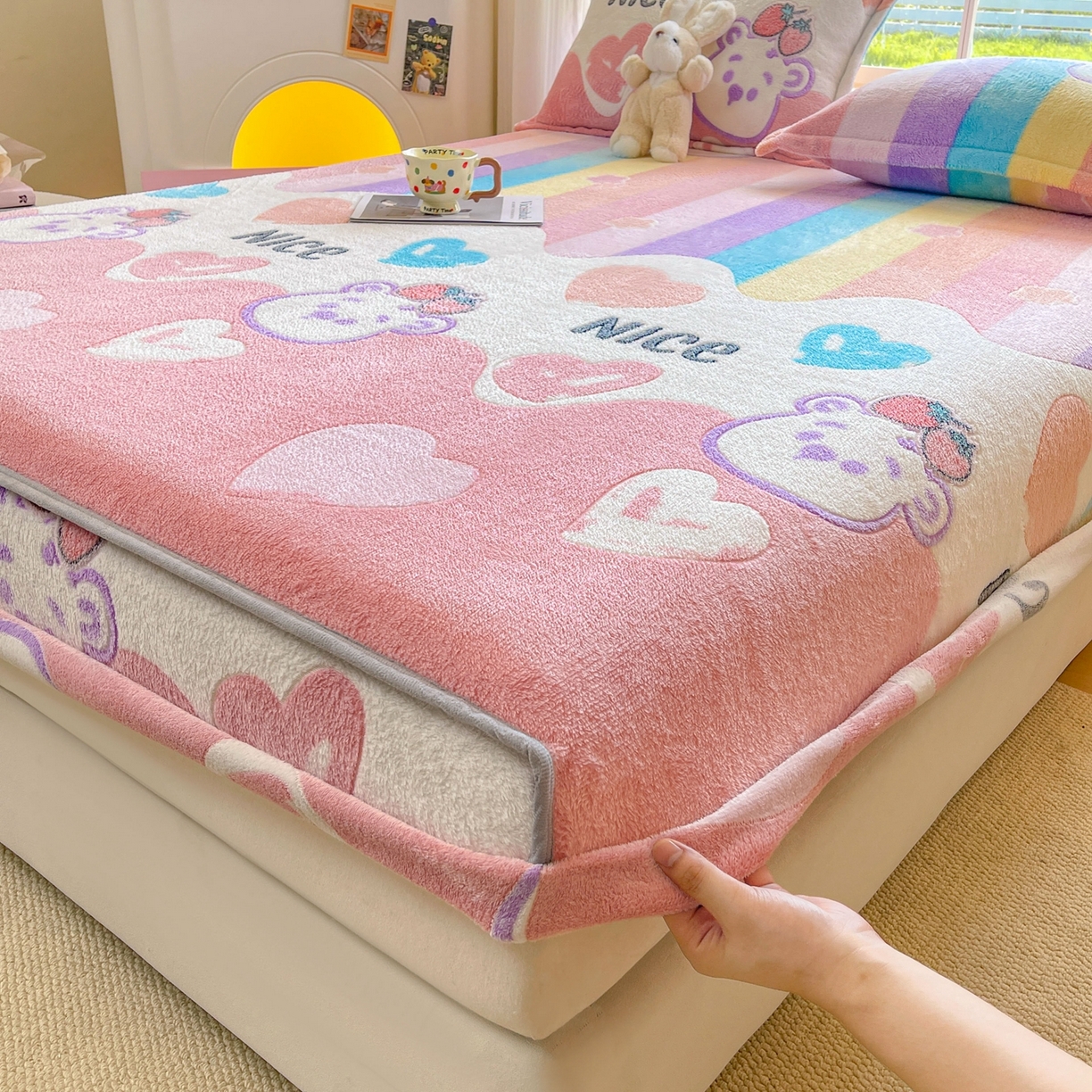 91家纺网 家纺一手货源 找家纺 牵梦萦家纺 2025新款雪花绒立体包边床笠 彩虹爱心