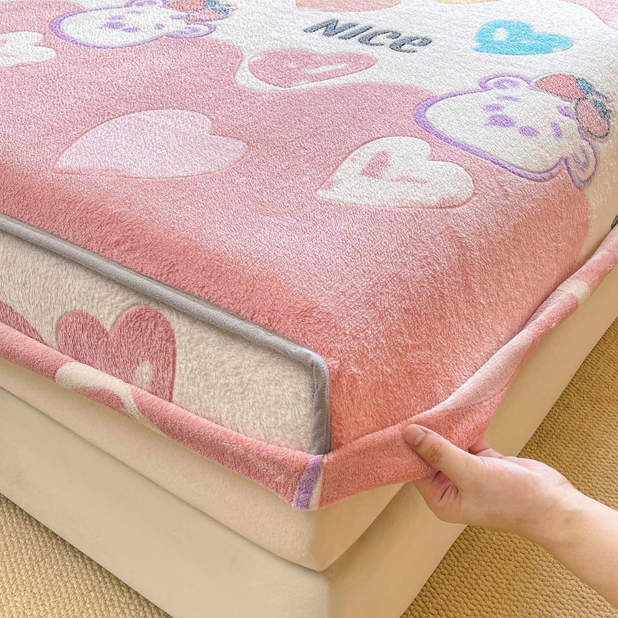 91家纺网 家纺一手货源 找家纺 牵梦萦家纺 2025新款雪花绒立体包边床笠 彩虹爱心