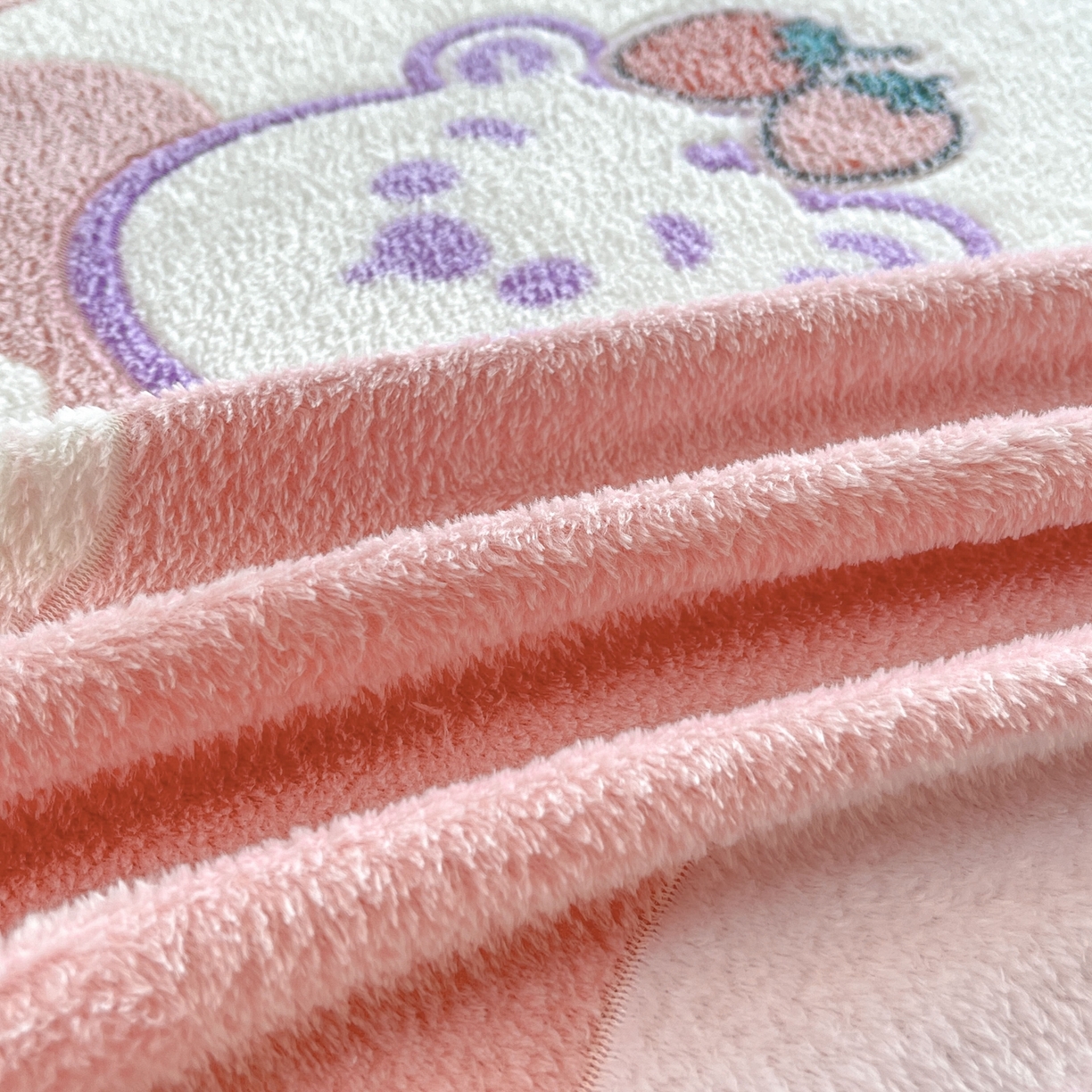 91家纺网 家纺一手货源 找家纺 牵梦萦家纺 2025新款雪花绒立体包边床笠 彩虹爱心