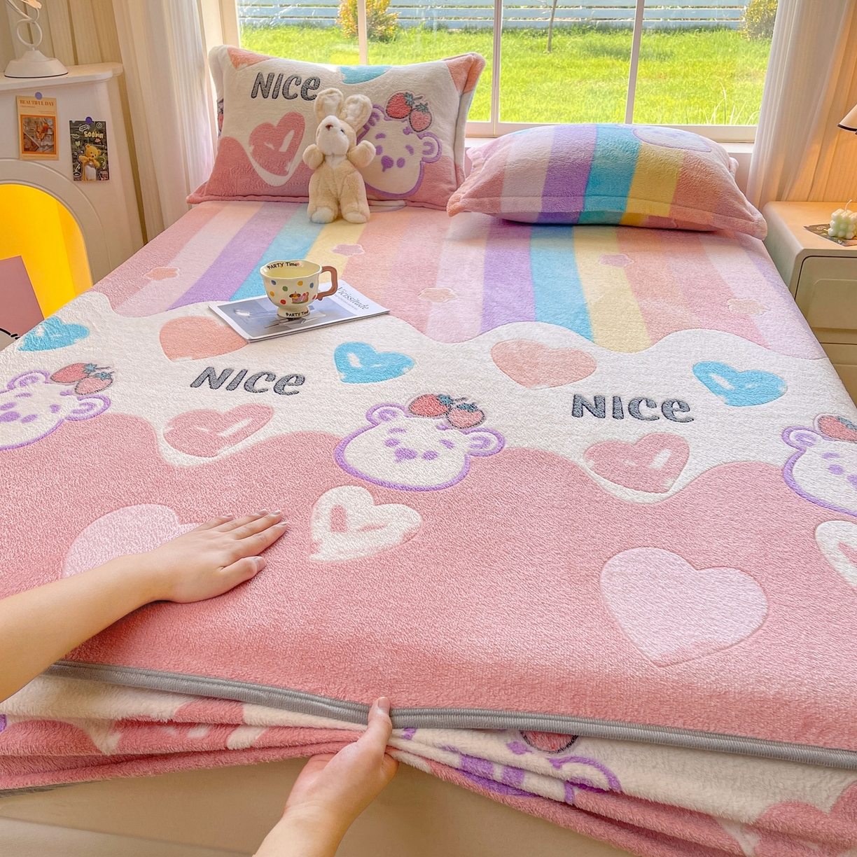 91家纺网 家纺一手货源 找家纺 牵梦萦家纺 2025新款雪花绒立体包边床笠 彩虹爱心