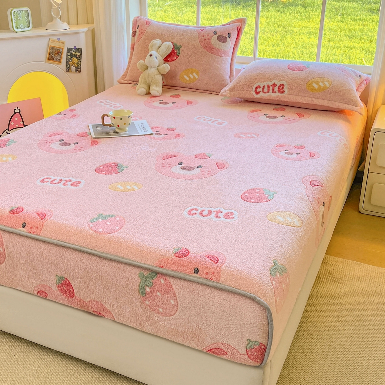 91家纺网 家纺一手货源 找家纺 牵梦萦家纺 2025新款雪花绒立体包边床笠 草莓熊