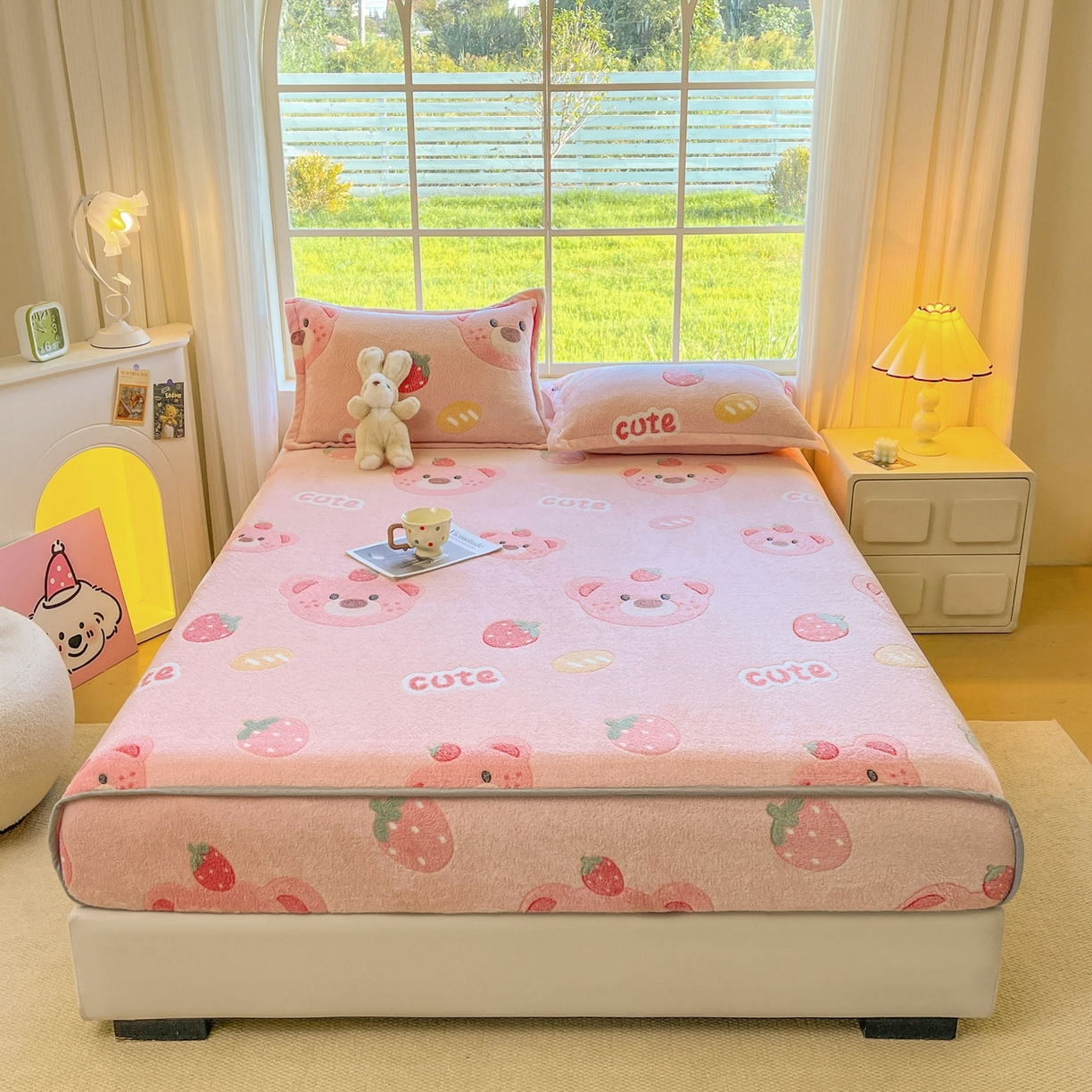 91家纺网 家纺一手货源 找家纺 牵梦萦家纺 2025新款雪花绒立体包边床笠 草莓熊