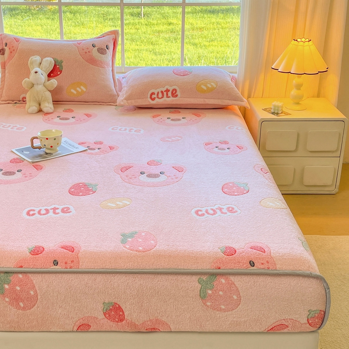 91家纺网 家纺一手货源 找家纺 牵梦萦家纺 2025新款雪花绒立体包边床笠 草莓熊