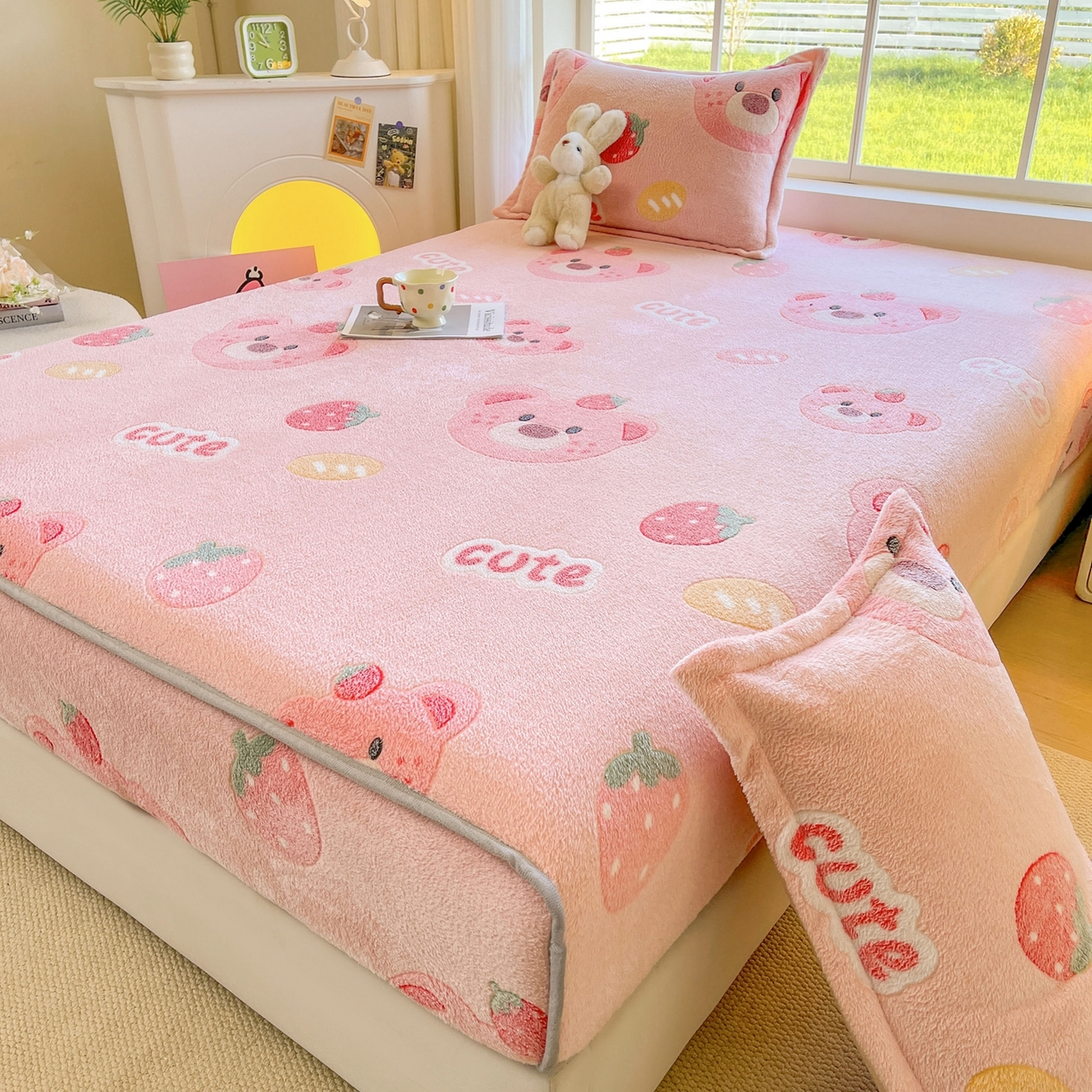 91家纺网 家纺一手货源 找家纺 牵梦萦家纺 2025新款雪花绒立体包边床笠 草莓熊