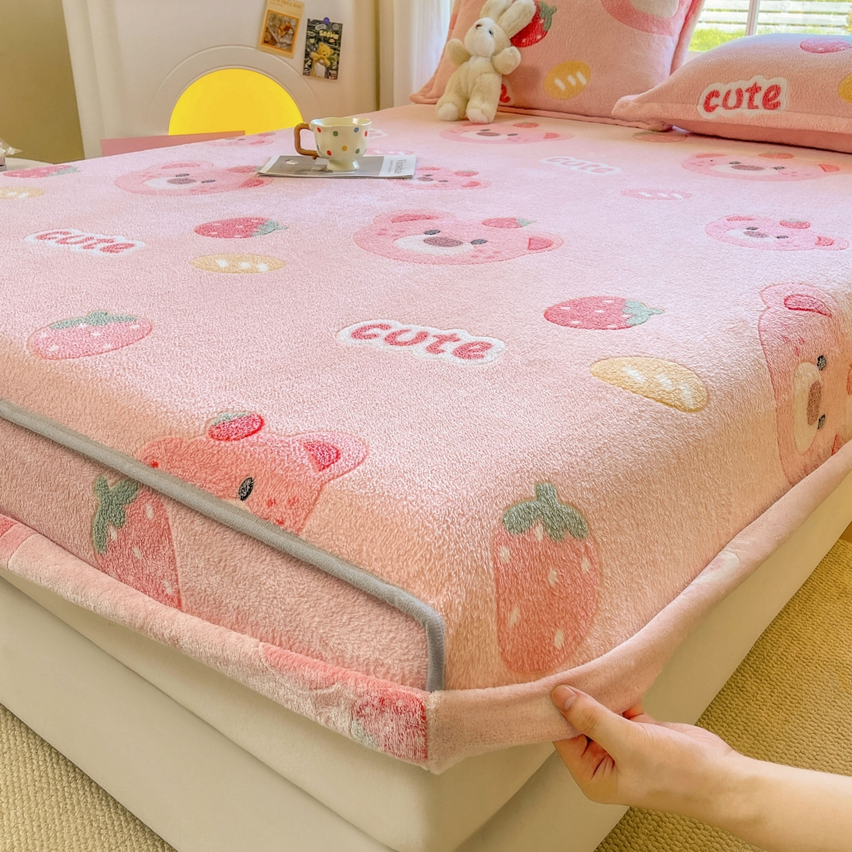 91家纺网 家纺一手货源 找家纺 牵梦萦家纺 2025新款雪花绒立体包边床笠 草莓熊