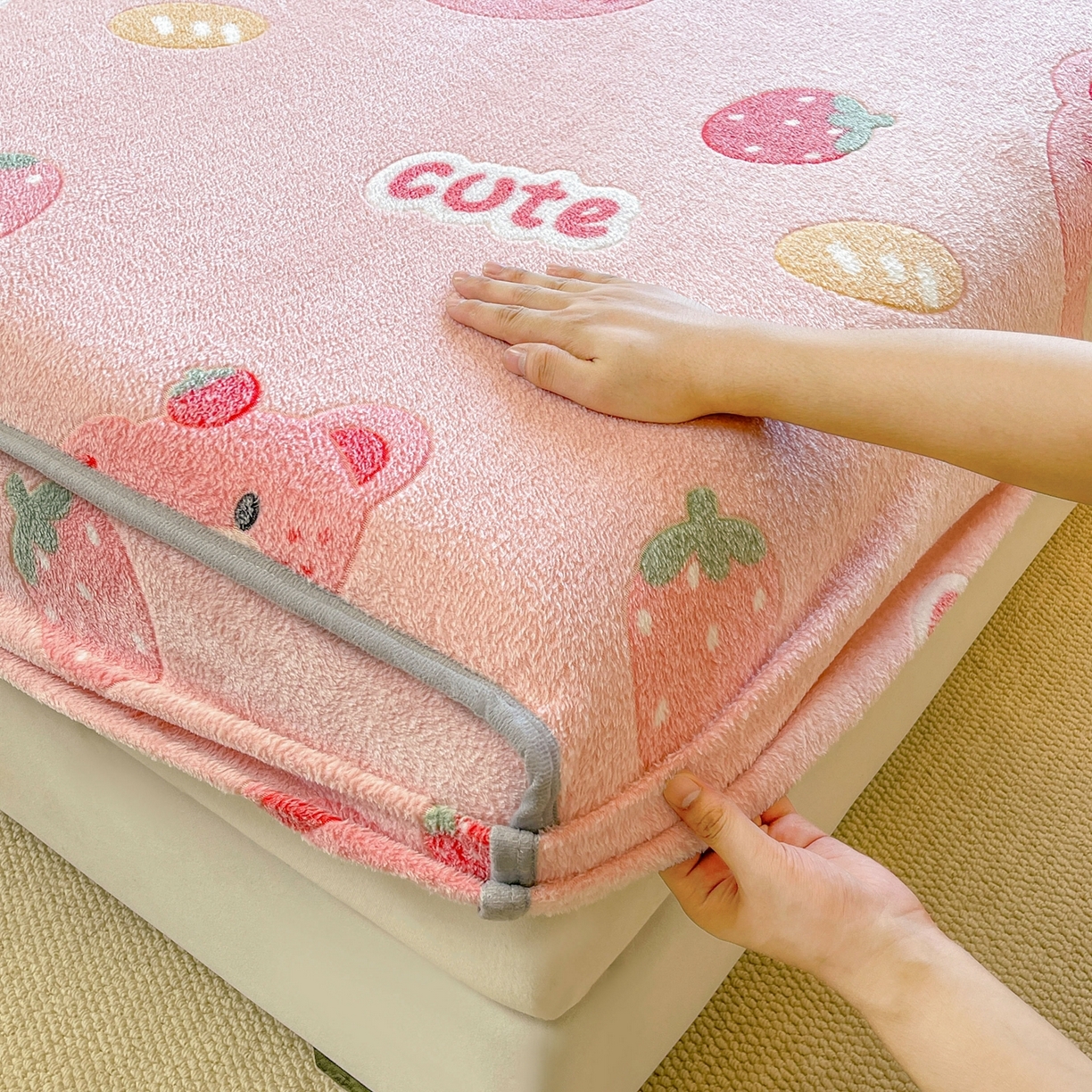 91家纺网 家纺一手货源 找家纺 牵梦萦家纺 2025新款雪花绒立体包边床笠 草莓熊