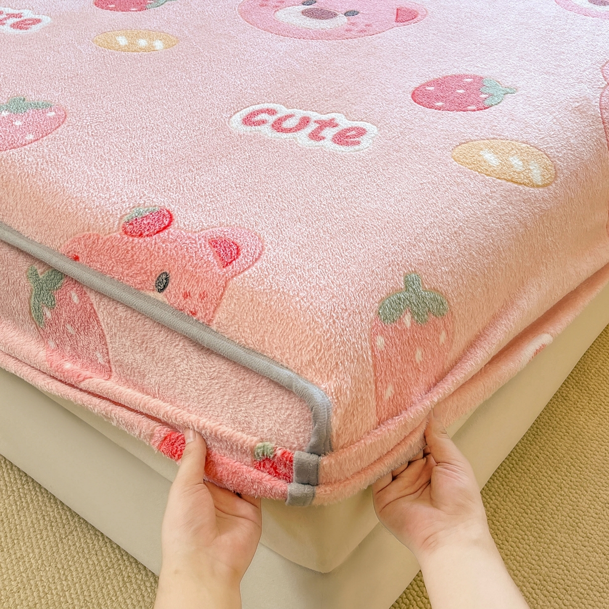 91家纺网 家纺一手货源 找家纺 牵梦萦家纺 2025新款雪花绒立体包边床笠 草莓熊