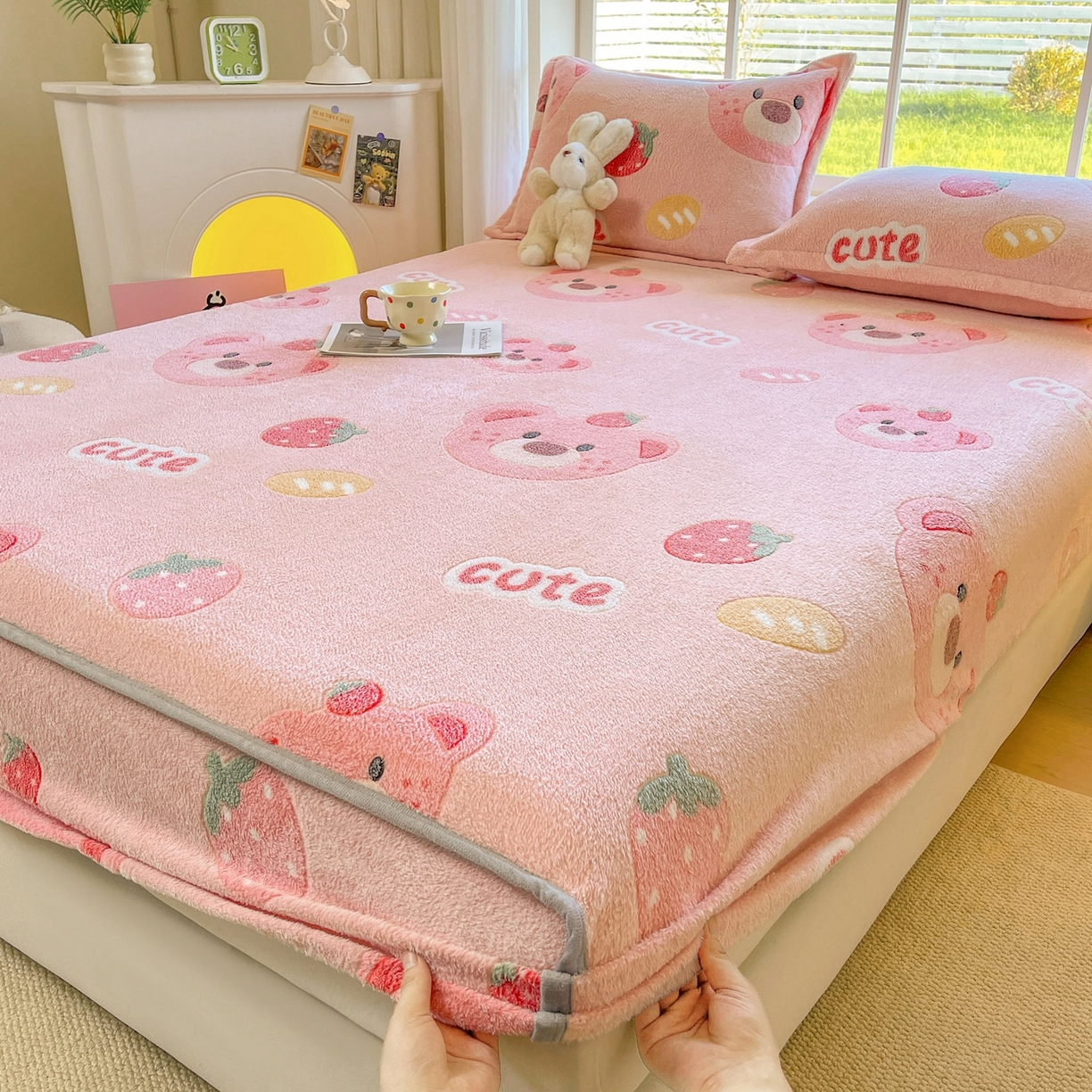 91家纺网 家纺一手货源 找家纺 牵梦萦家纺 2025新款雪花绒立体包边床笠 草莓熊