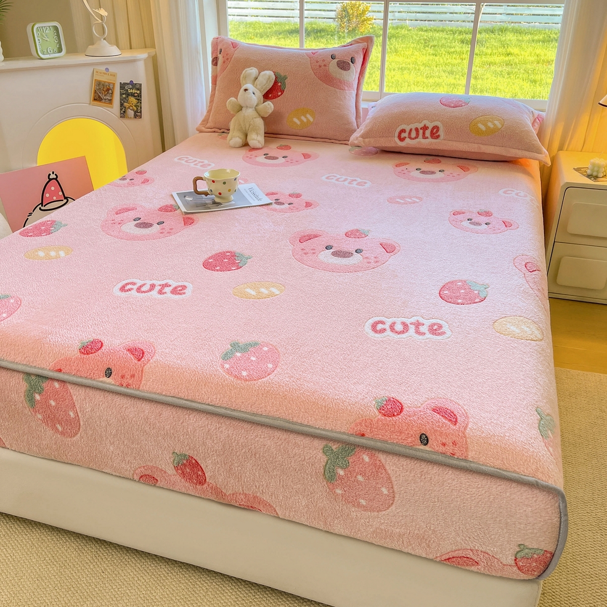 91家纺网 家纺一手货源 找家纺 牵梦萦家纺 2025新款雪花绒立体包边床笠 草莓熊