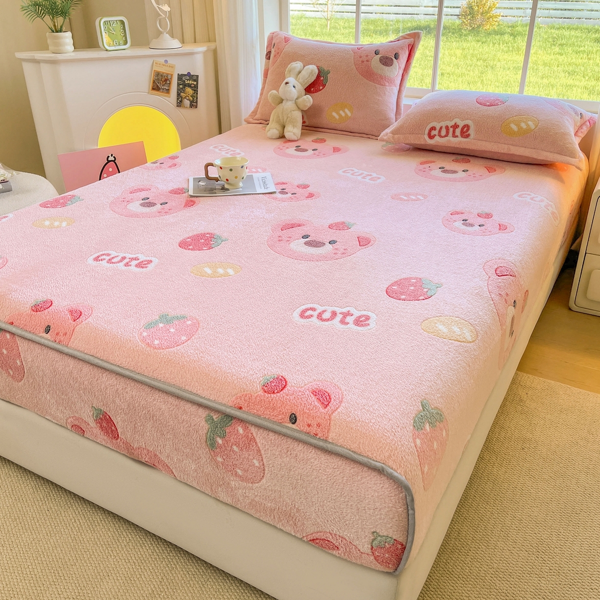 91家纺网 家纺一手货源 找家纺 牵梦萦家纺 2025新款雪花绒立体包边床笠 草莓熊