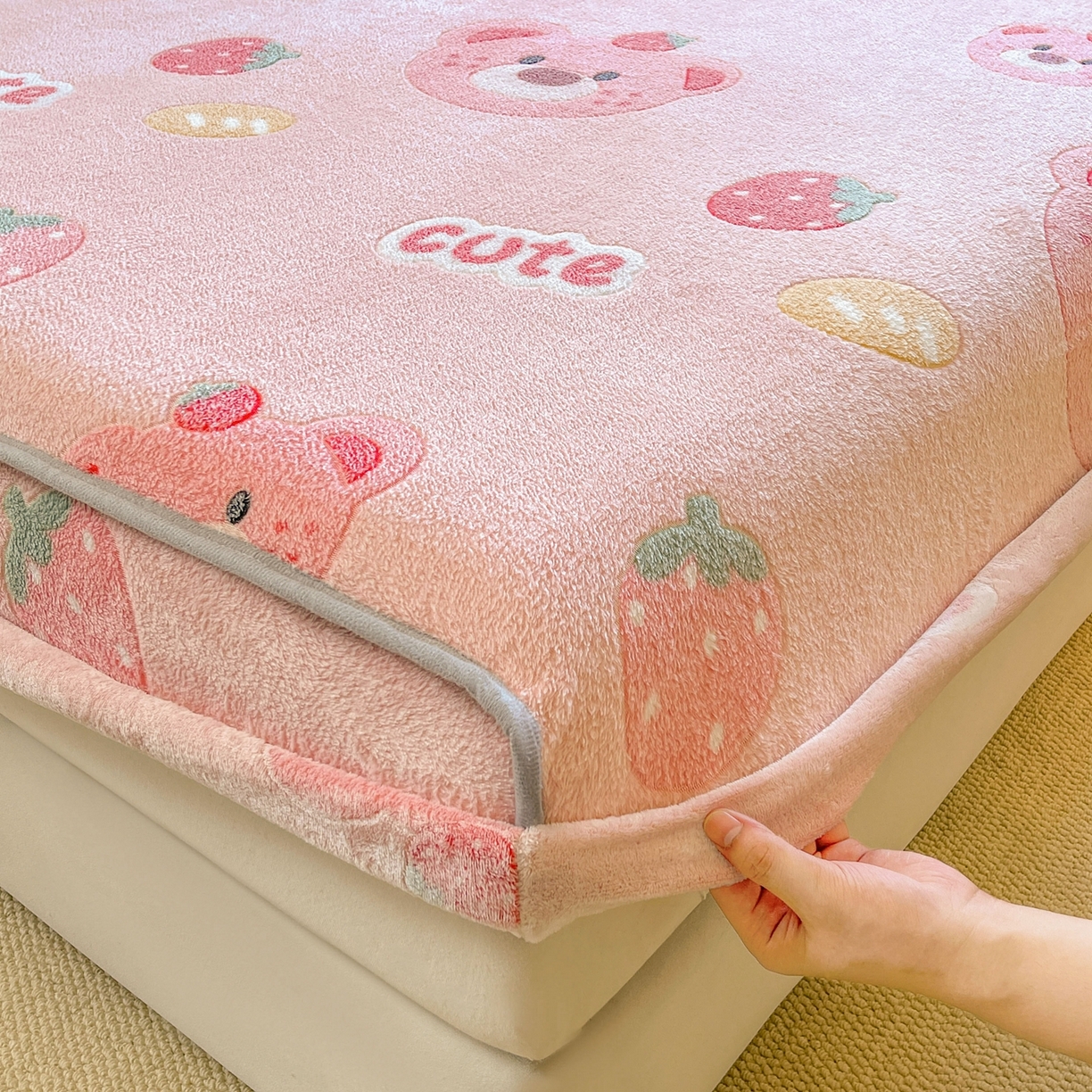 91家纺网 家纺一手货源 找家纺 牵梦萦家纺 2025新款雪花绒立体包边床笠 草莓熊