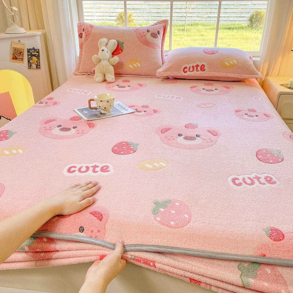 91家纺网 家纺一手货源 找家纺 牵梦萦家纺 2025新款雪花绒立体包边床笠 草莓熊