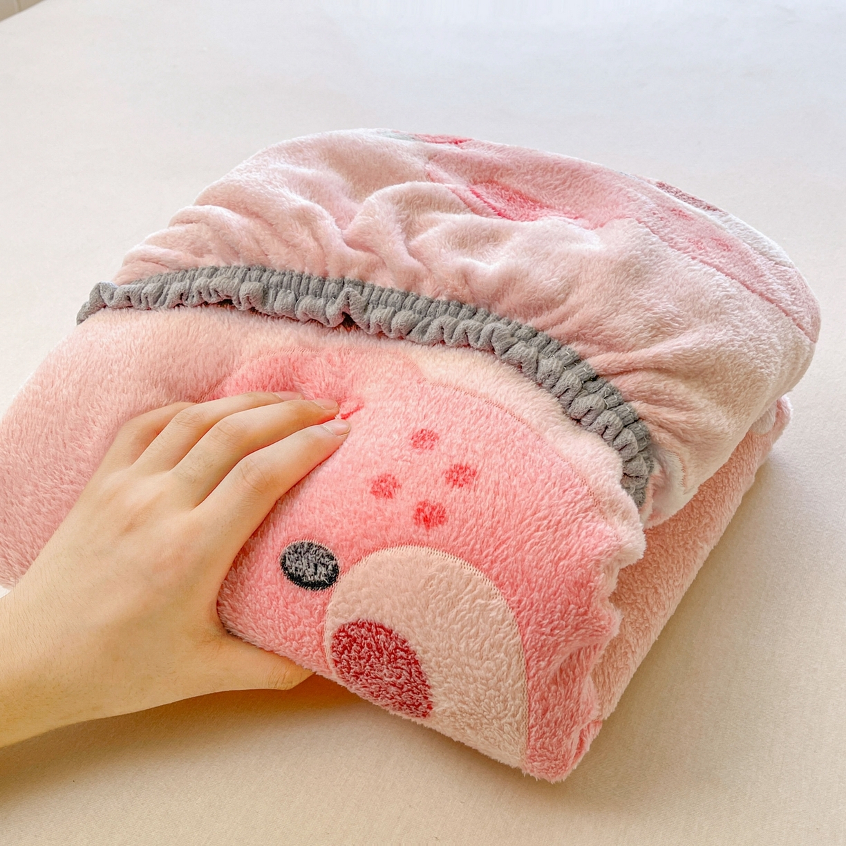 91家纺网 家纺一手货源 找家纺 牵梦萦家纺 2025新款雪花绒立体包边床笠 草莓熊