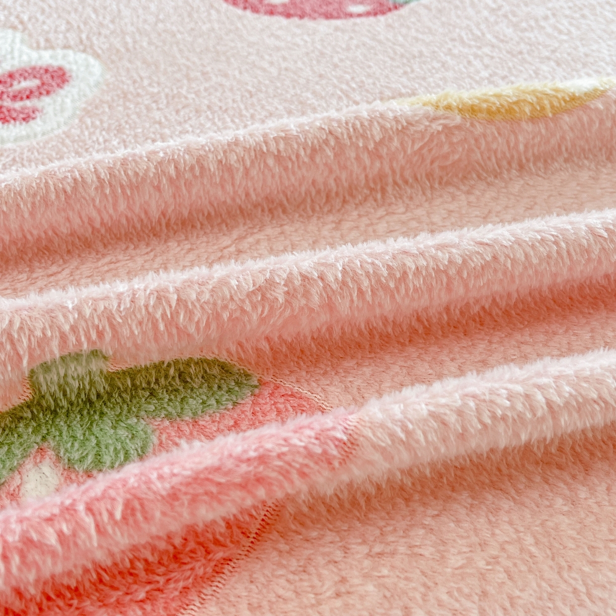 91家纺网 家纺一手货源 找家纺 牵梦萦家纺 2025新款雪花绒立体包边床笠 草莓熊