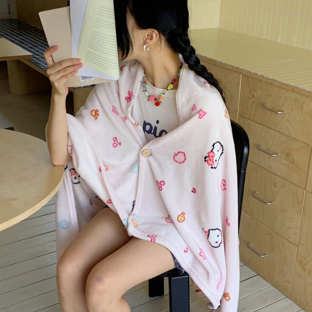 91家纺网 家纺一手货源 找家纺 桃喜 2025秋冬新款双面牛奶绒披肩毯毛毯毯子 马赛克小猫粉（双面绒披肩毯）