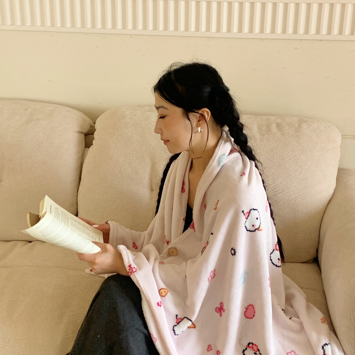 91家纺网 家纺一手货源 找家纺 桃喜 2025秋冬新款双面牛奶绒披肩毯毛毯毯子 马赛克小猫粉（双面绒披肩毯）