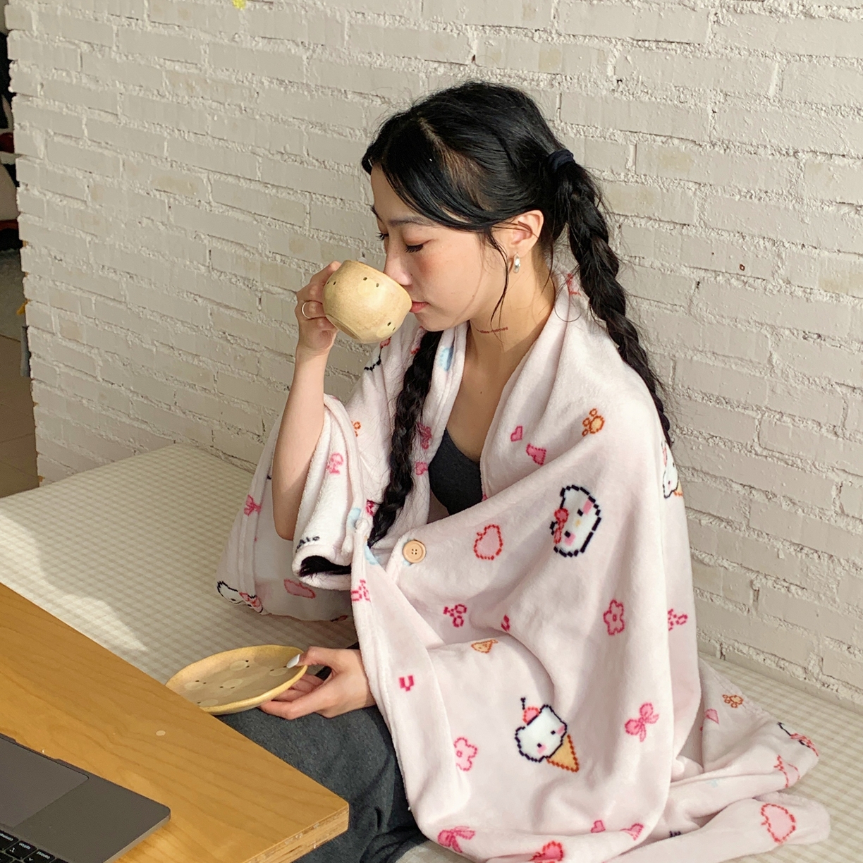 91家纺网 家纺一手货源 找家纺 桃喜 2025秋冬新款双面牛奶绒披肩毯毛毯毯子 马赛克小猫粉（双面绒披肩毯）