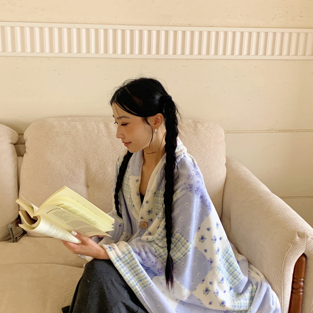 91家纺网 家纺一手货源 找家纺 桃喜 2025秋冬新款双面牛奶绒披肩毯毛毯毯子 蓝风铃（双面绒披肩毯）